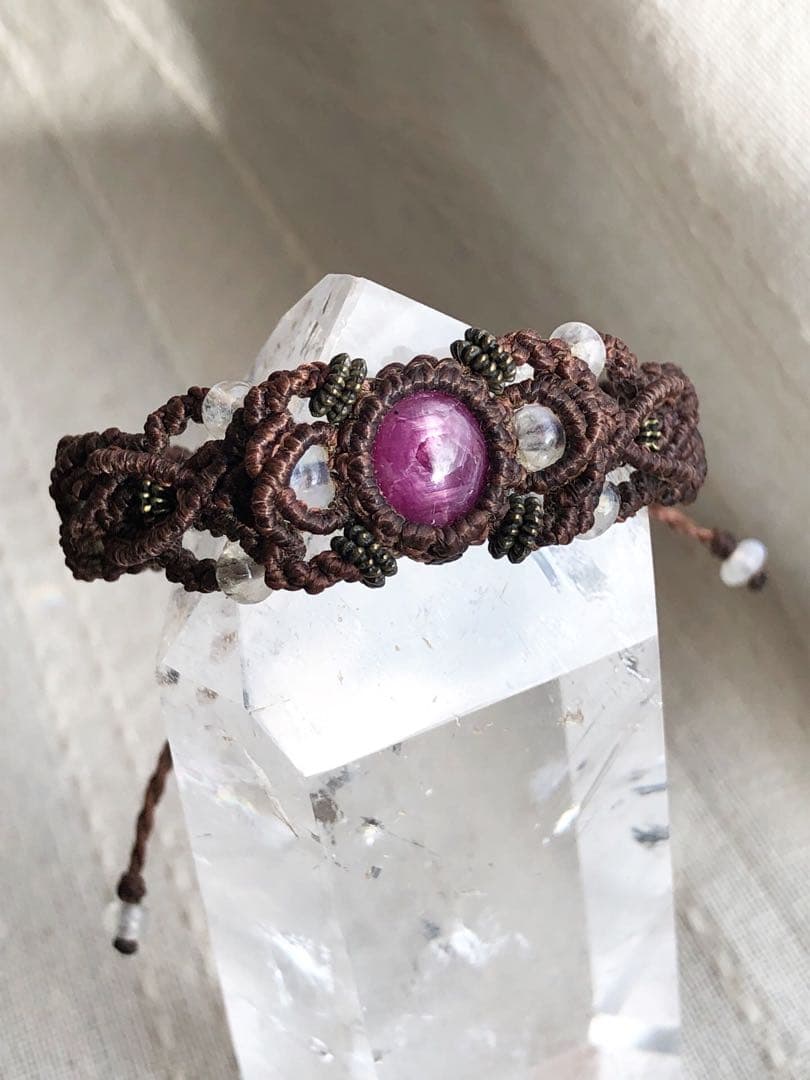 スタールビーとレインボームーンストーンのマクラメブレスレット