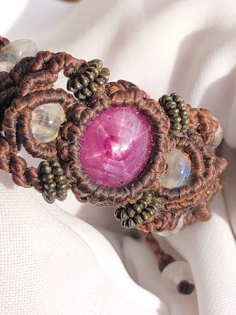 スタールビーとレインボームーンストーンのマクラメブレスレット