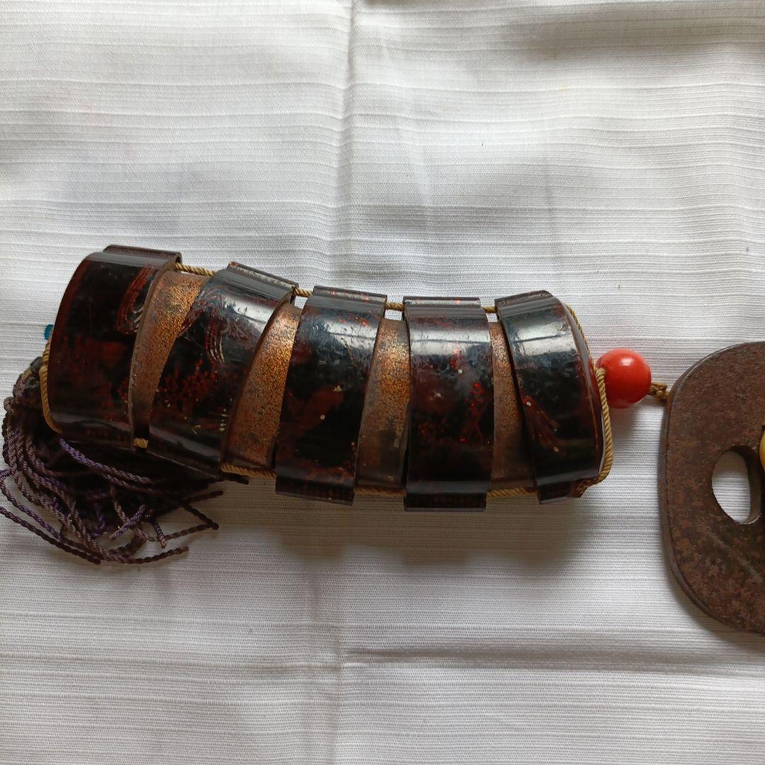 螺鈿細工調の模様あり漆器 印籠　根付珊瑚玉 根付般若彫刻　刀の鍔付き