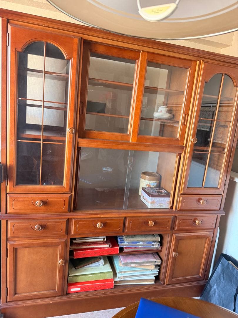 大型木製食器棚 ガラス扉付き