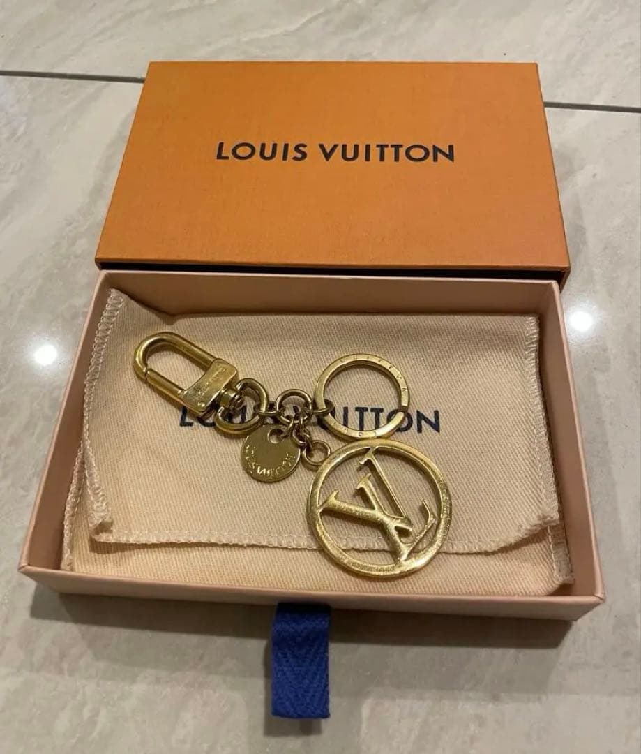 付属品付き　LOUIS VUITTON ゴールドキーホルダー　シンプル