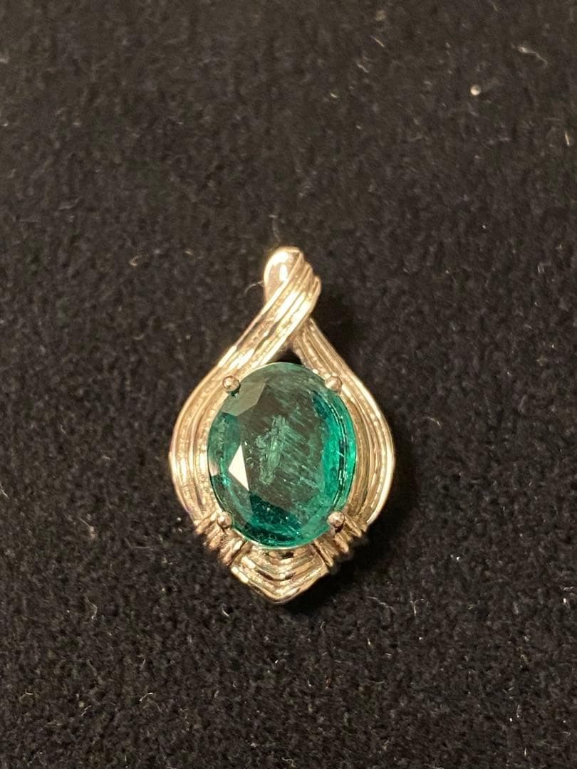 エメラルド ペンダントトップ Pt900
