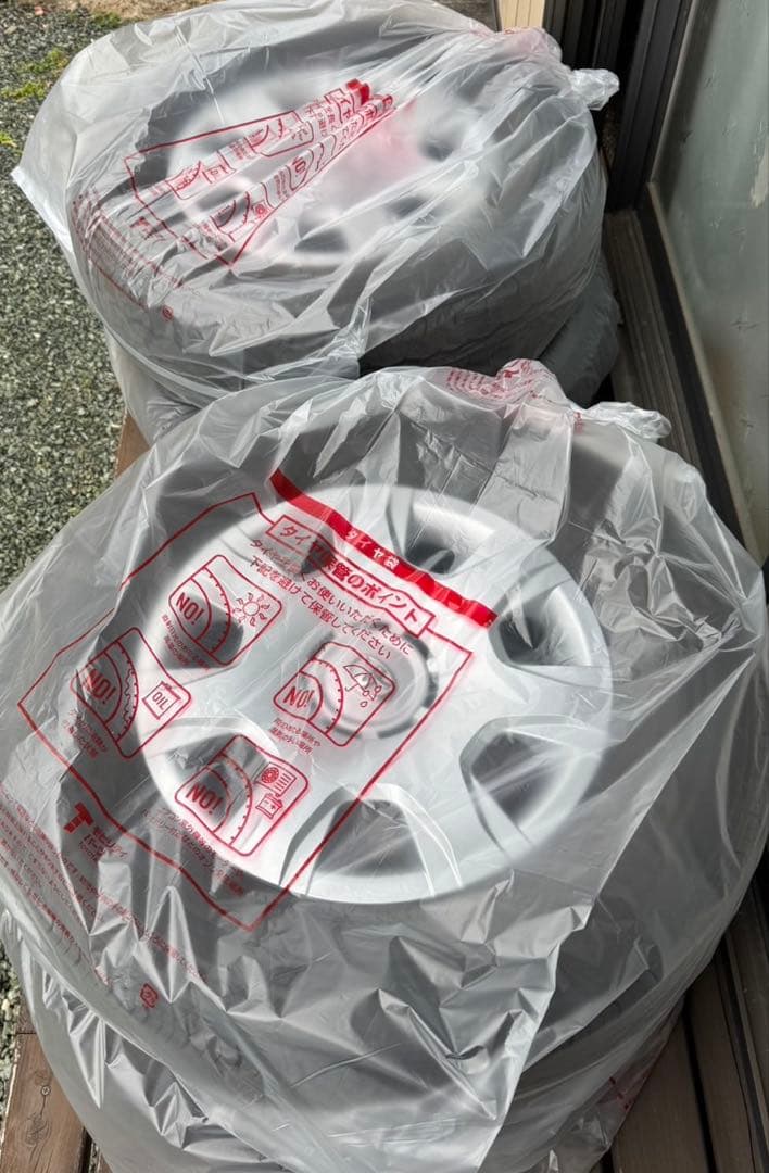 ハイエース　新車外し　純正タイヤ、ホイルカバー4本