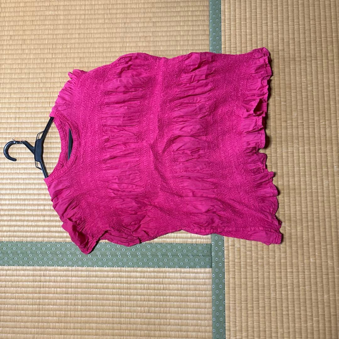 ISSEY MIYAKE me ピンクフリルトップス