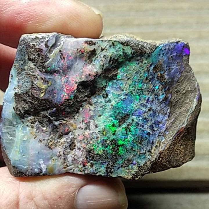 ボルダーオパール置物