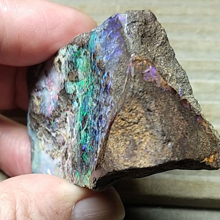 ボルダーオパール置物