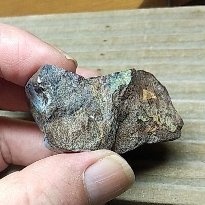 ボルダーオパール置物