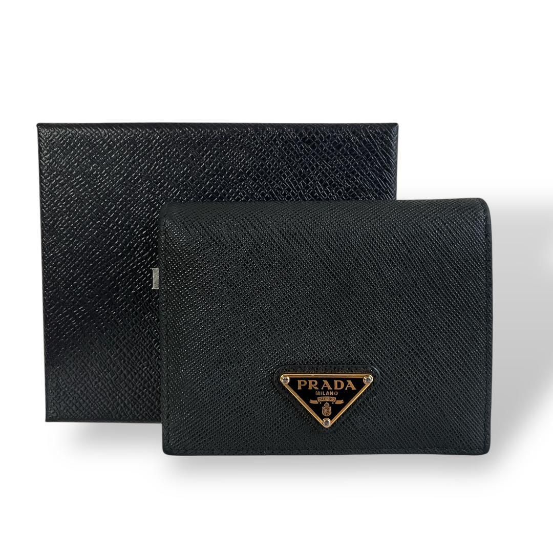 美品　プラダ　二つ折り財布　コンパクトウォレット　サフィアーノ　三角ロゴ　黒