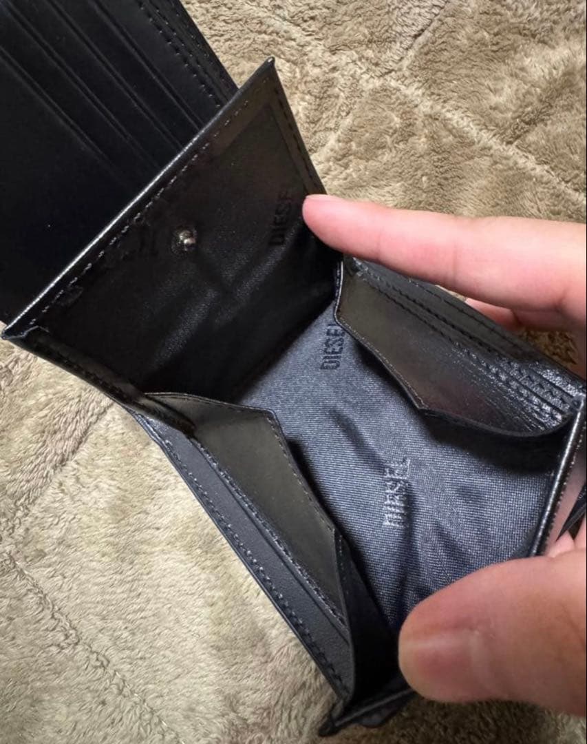 ディーゼル　二つ折り財布 ロゴ付き