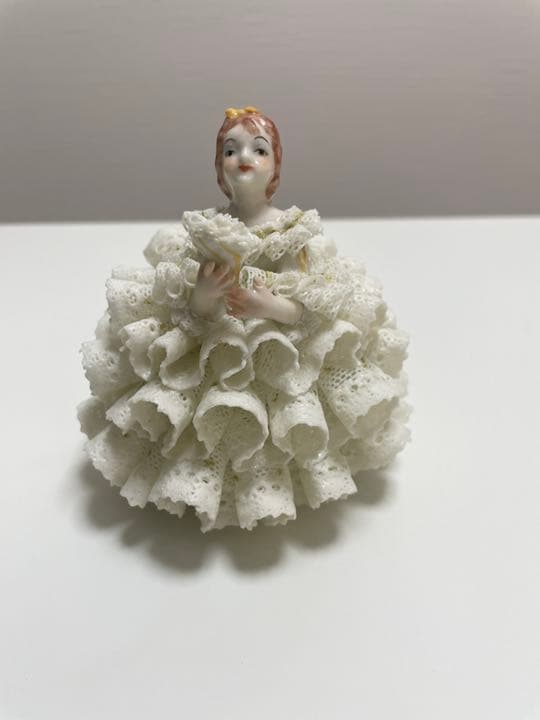 アイリッシュドレスデンの花を持つレースドール　Grace（白い花束の少女）