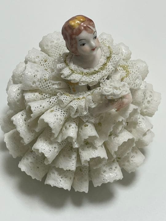 アイリッシュドレスデンの花を持つレースドール　Grace（白い花束の少女）