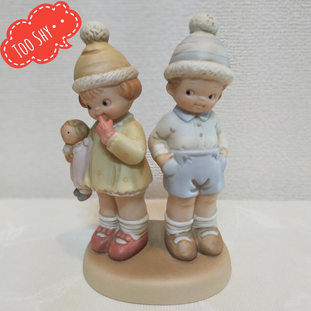マーベルルーシーアトウェル【置物／陶器人形／フィギュア】シャイな女の子と男の子