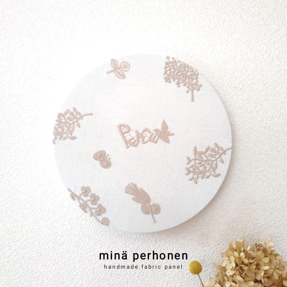 ファブリックパネル　ミナペルホネン　丸型　フォレストパレード　新築祝い　ベージュ