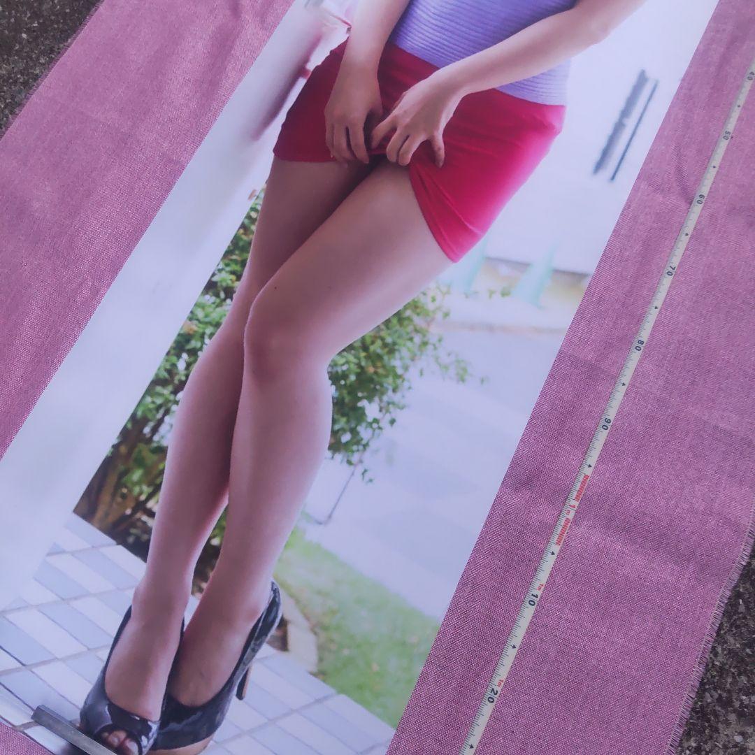 ⬛等身大　タペストリー 人妻熟女　赤ミニスカ　ムチムチ150cm×50cm　63