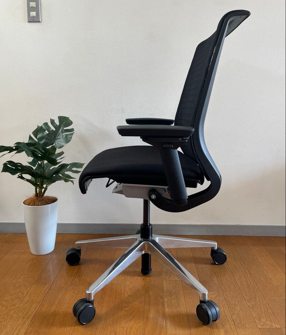 スチールケース　Think シンクチェア　背3Dニット　可動肘　メッシュチェア