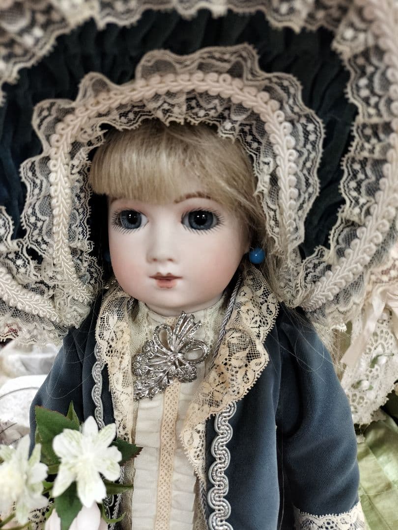 ビスクドール　レース装飾付き青いドレスの人形