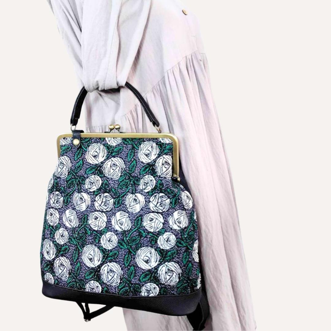 ミナペルホネン/2025rosyロージィーネイビー/がま口リュック牛革黒