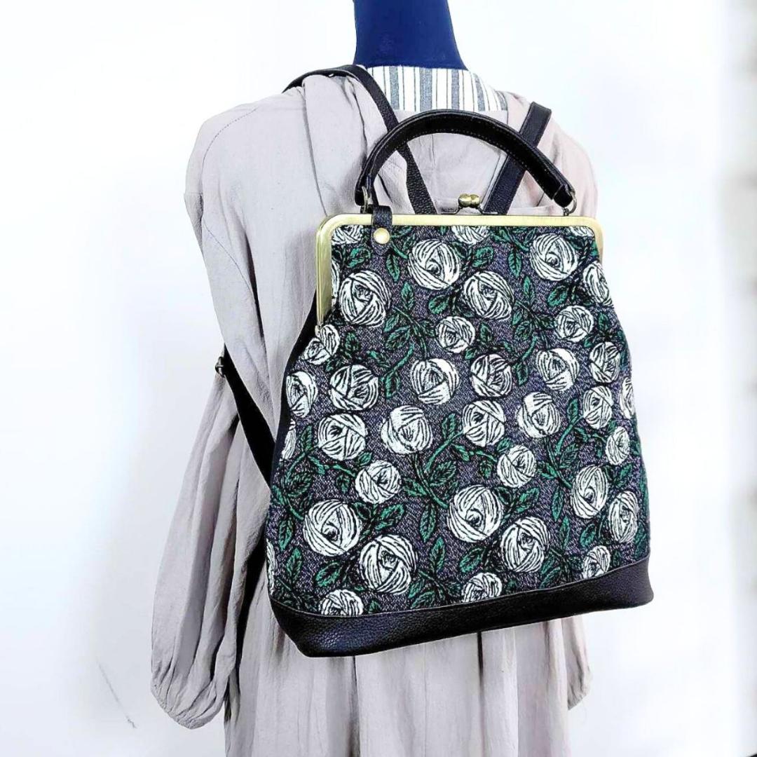 ミナペルホネン/2025rosyロージィーネイビー/がま口リュック牛革黒