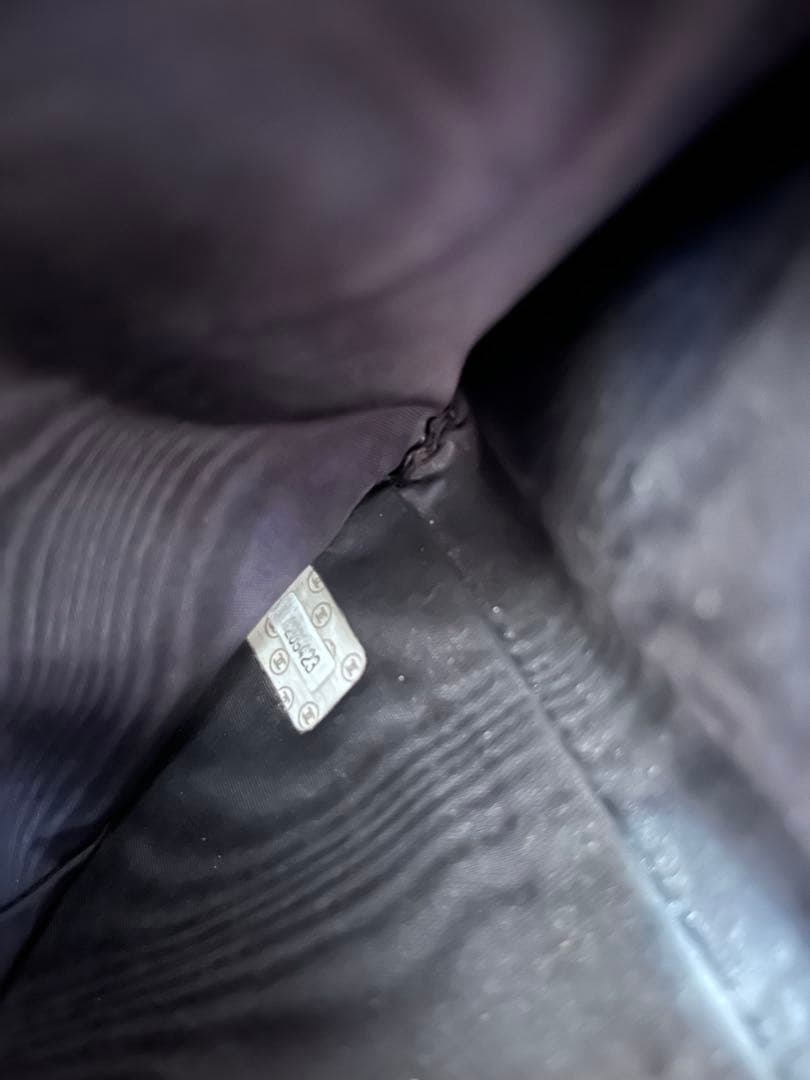 CHANEL ブラック キャビアスキン　二つ折り財布　シャネル　がま口