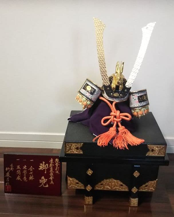 お値引きしました‼️  本物の水晶付き兜飾り (竹麿呂作 15号兜)