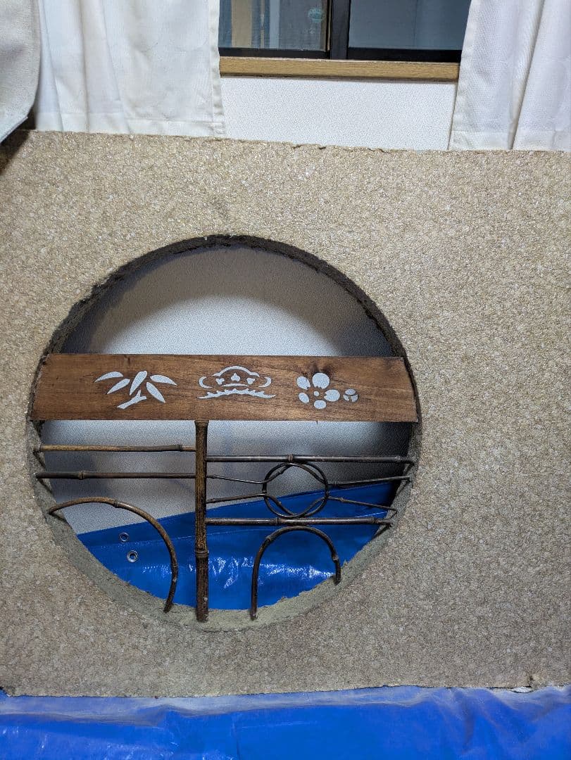 土壁の丸型飾り窓