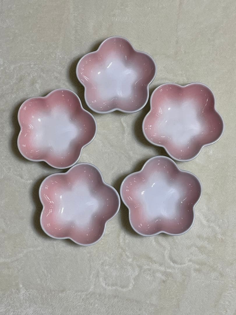 ほぼ新品未使用　ル・クルーゼ　フラワーボウル　シュガーピンク？　５枚セット　（1