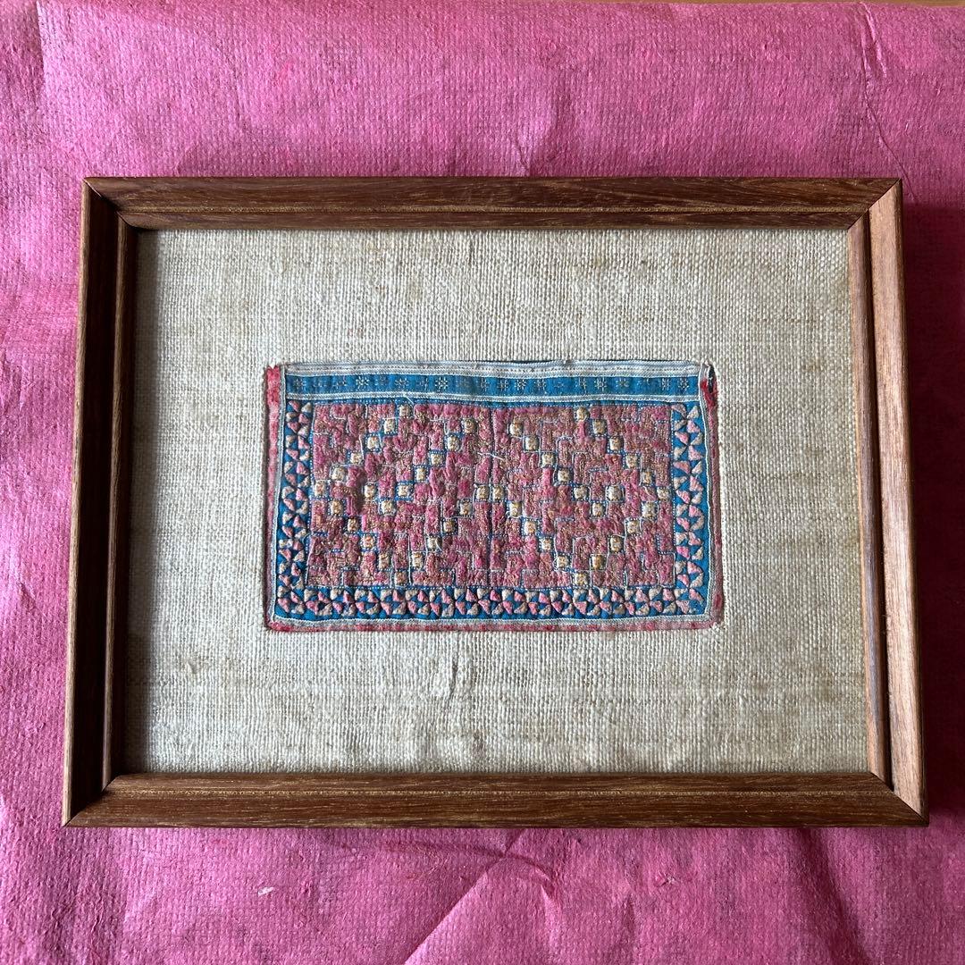 古布モン族手刺繍布後ろ襟・古木チーク額装