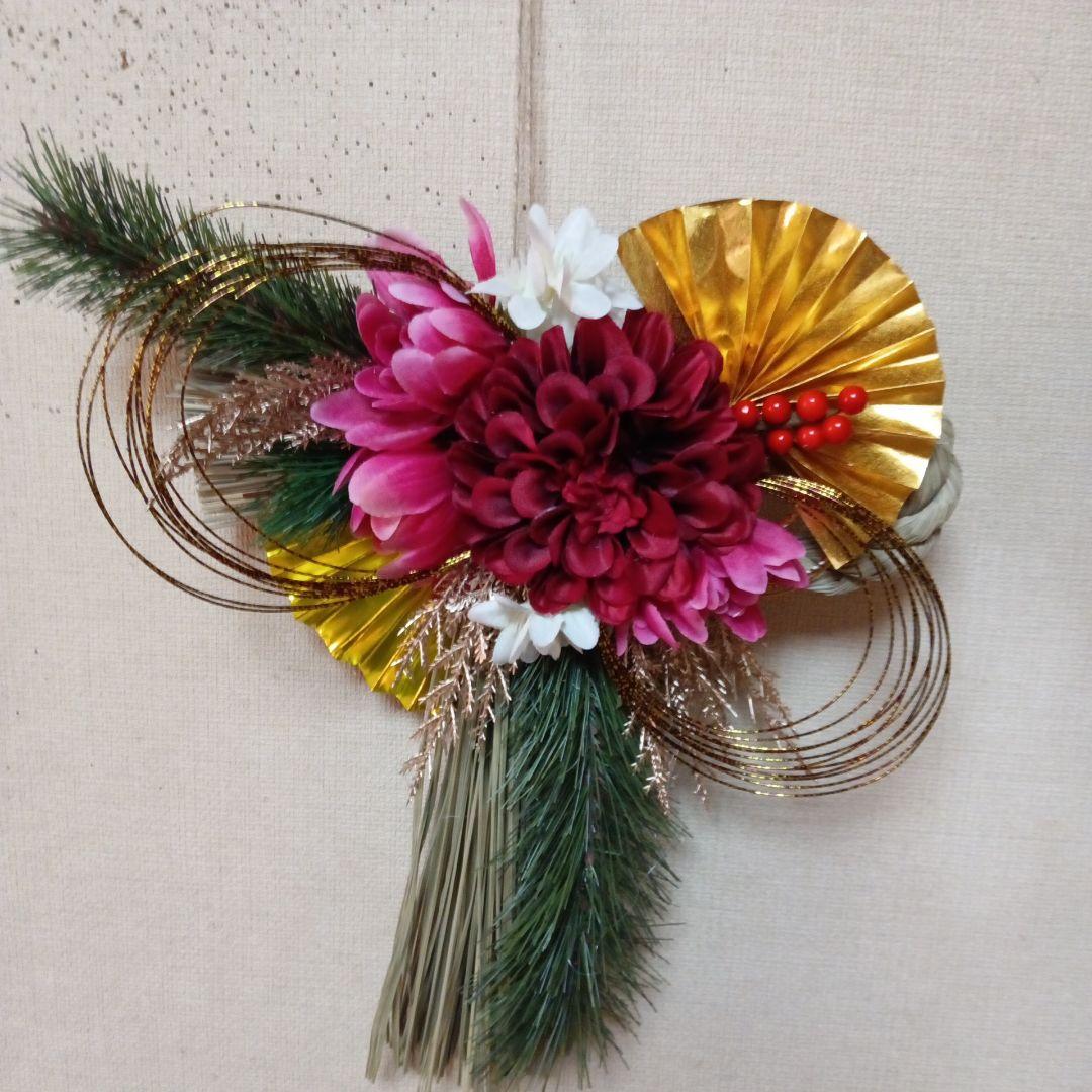しめ縄リース　赤ダリア　ピンクマム　金扇　水引