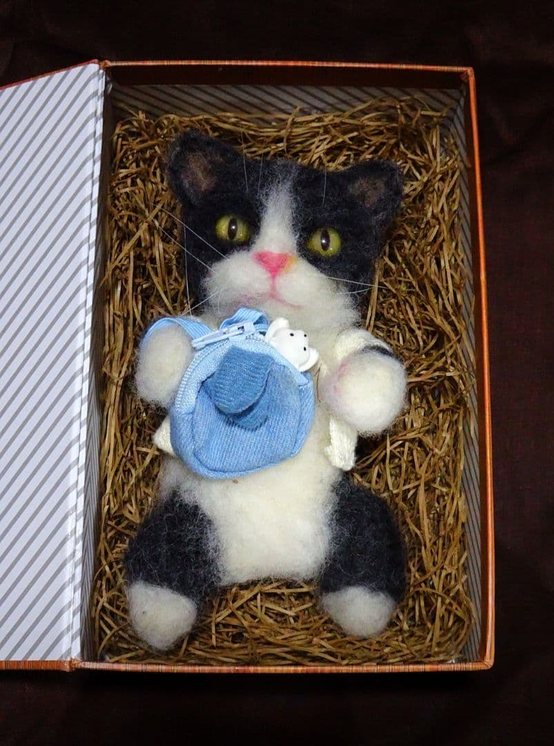 羊毛フェルト ・ハチワレ/ セーターとバッグ付き