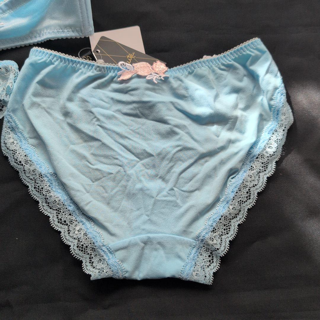 可愛い　新品サルート　Ｅ８０　３点水色 刺繍 ブラジャーショーツセット