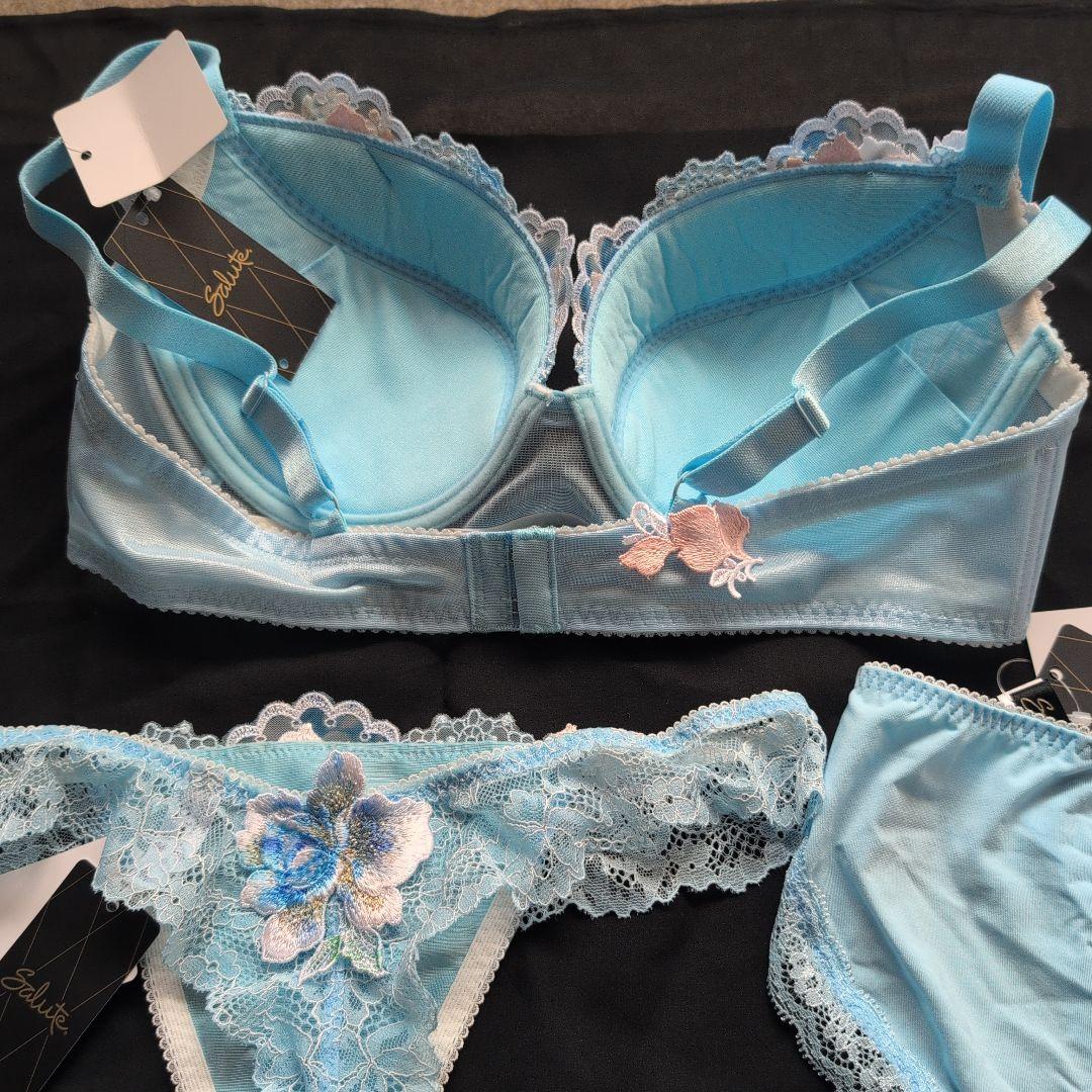 可愛い　新品サルート　Ｅ８０　３点水色 刺繍 ブラジャーショーツセット