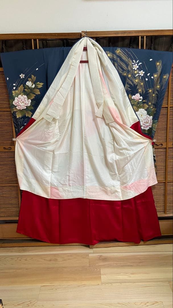 振袖濃紺 花柄と金箔の孔雀柄振袖長襦袢付きH102
