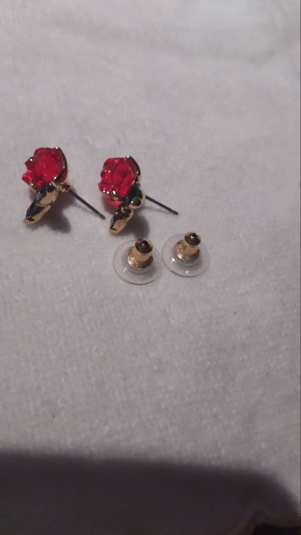 Swarovski & Disney/ 美女と野獣 赤い薔薇デザイン ピアス