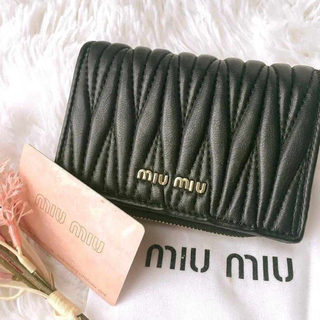 美品⭐︎miumiu マテラッセ 黒 二つ折り レザー コンパクトウォレット