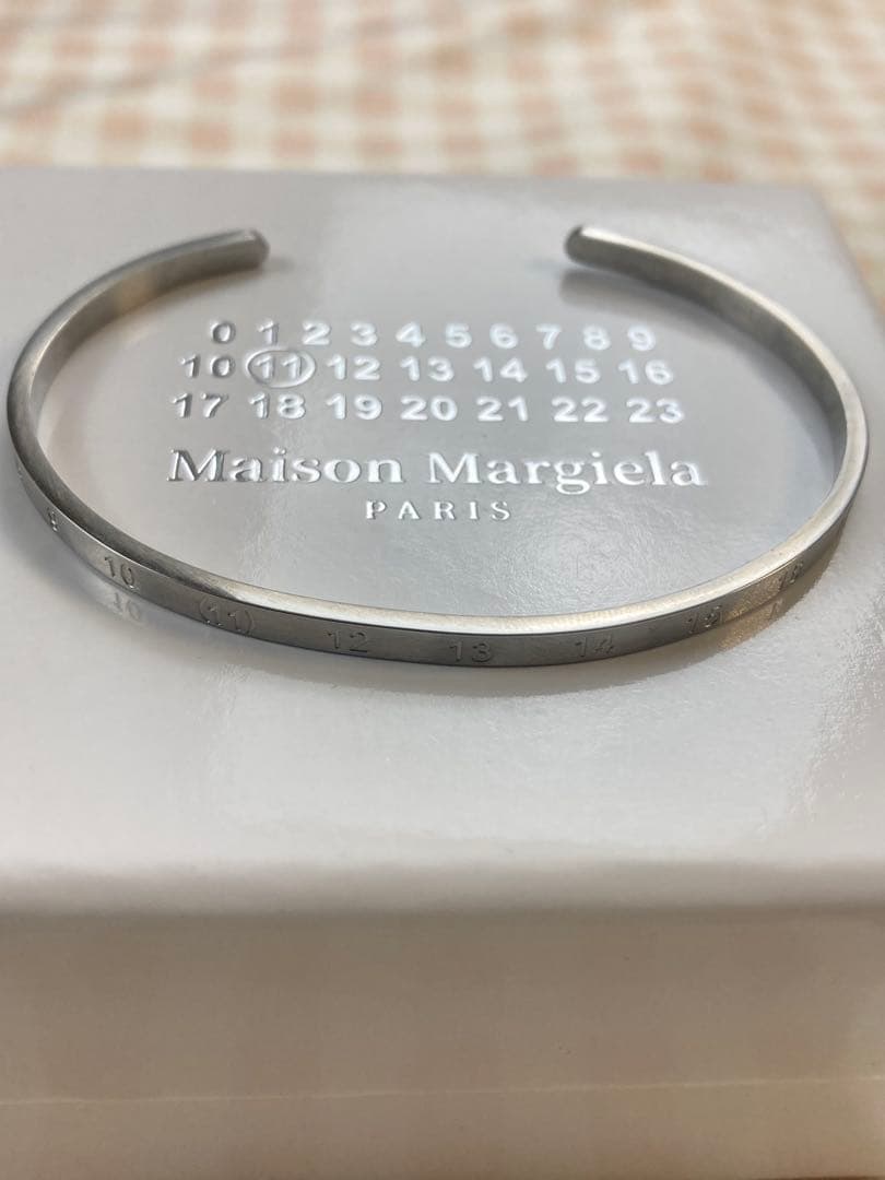 メゾンマルジェラ　スリム　ロゴ　ブレスレットバングル