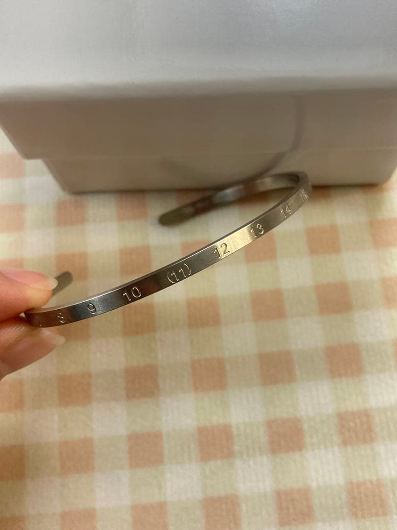 メゾンマルジェラ　スリム　ロゴ　ブレスレットバングル