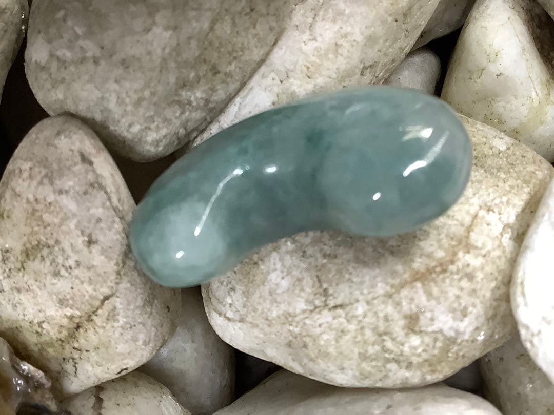 コン沢翡翠青緑抜群の透過　艶照り透過極上‼️糸魚川翡翠勾玉　最高峰の1点鑑別書付