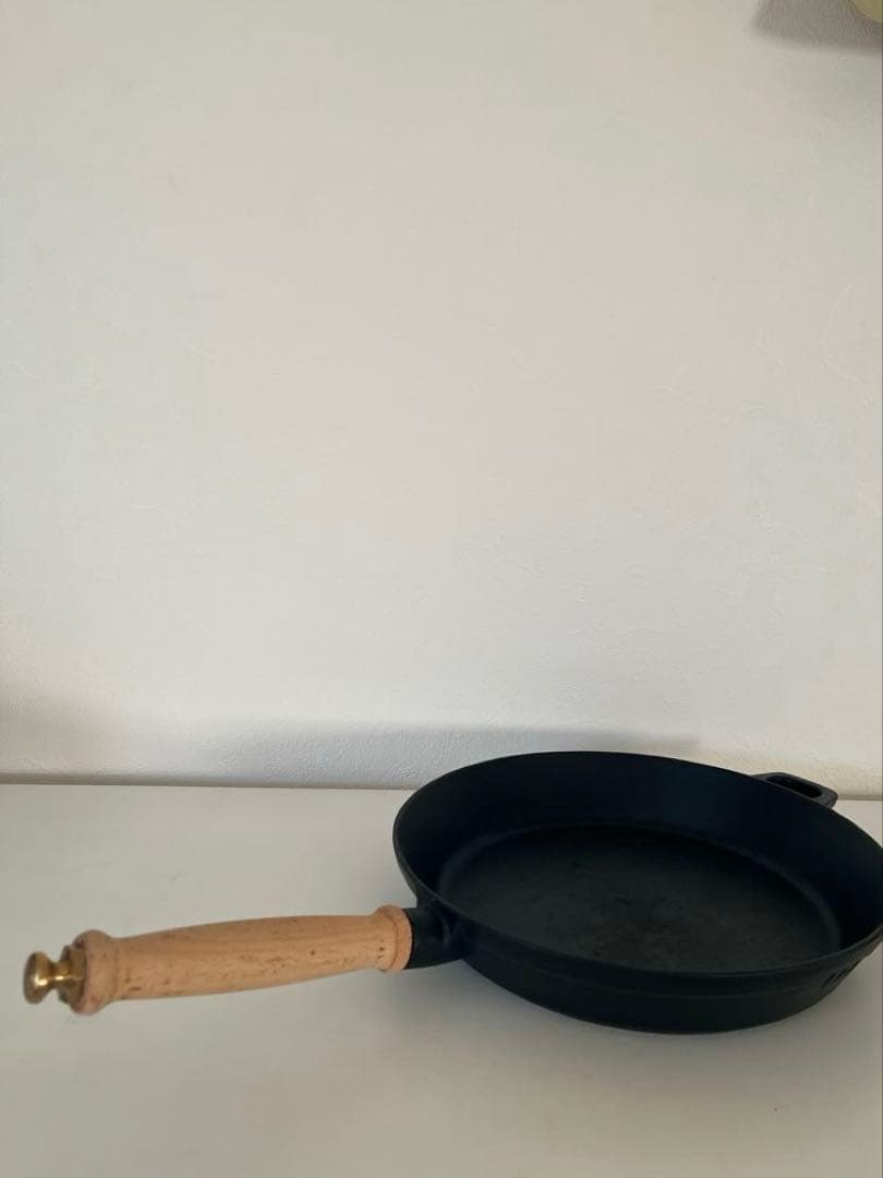 FISKARS 鋳鉄製フライパン 木製ハンドル