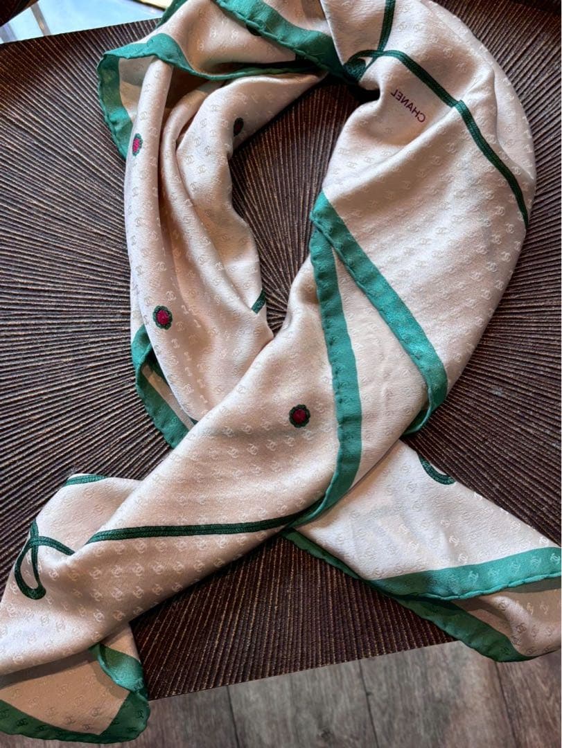 【美品】CHANEL ドット柄 シルクスカーフ 85✖️85サイズ　イタリア製