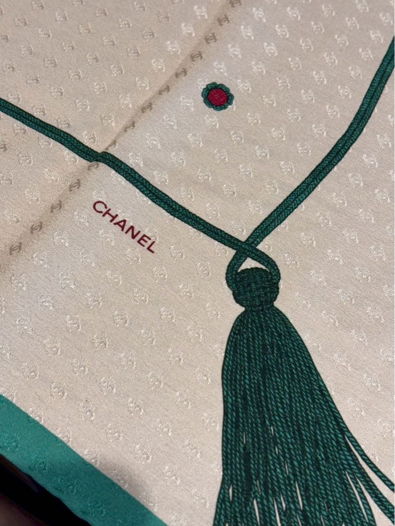 【美品】CHANEL ドット柄 シルクスカーフ 85✖️85サイズ　イタリア製