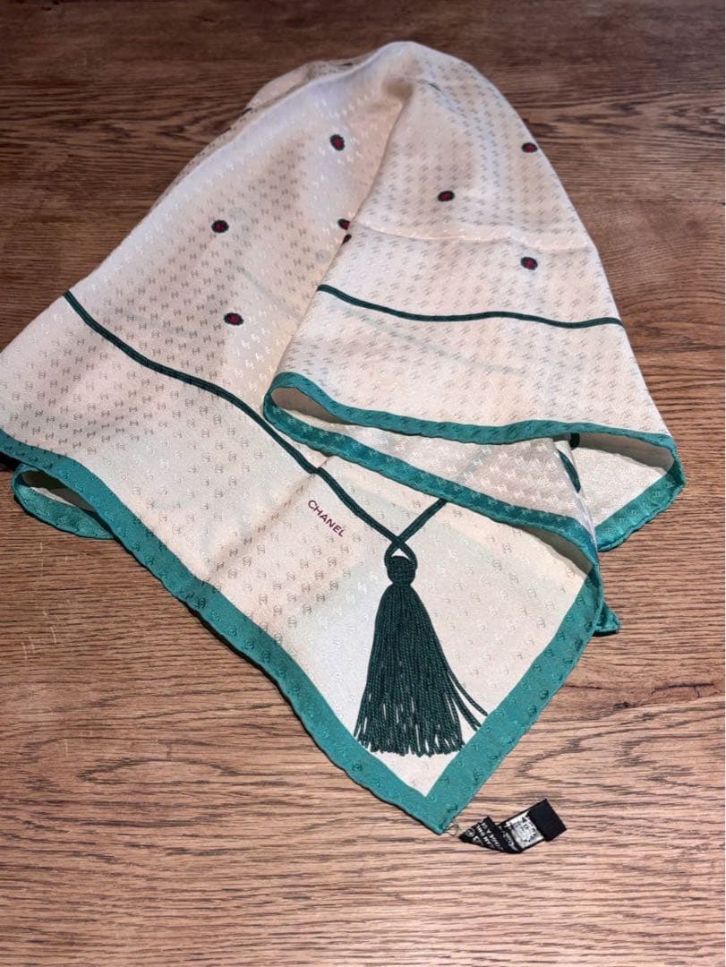 【美品】CHANEL ドット柄 シルクスカーフ 85✖️85サイズ　イタリア製