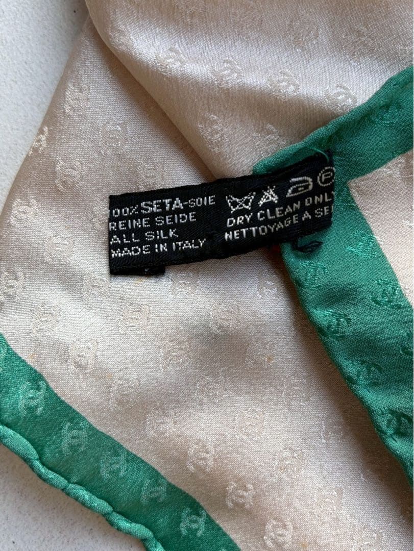 【美品】CHANEL ドット柄 シルクスカーフ 85✖️85サイズ　イタリア製