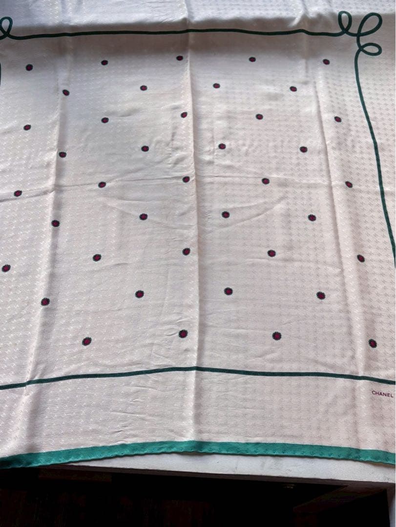 【美品】CHANEL ドット柄 シルクスカーフ 85✖️85サイズ　イタリア製