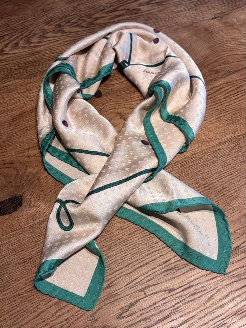 【美品】CHANEL ドット柄 シルクスカーフ 85✖️85サイズ　イタリア製