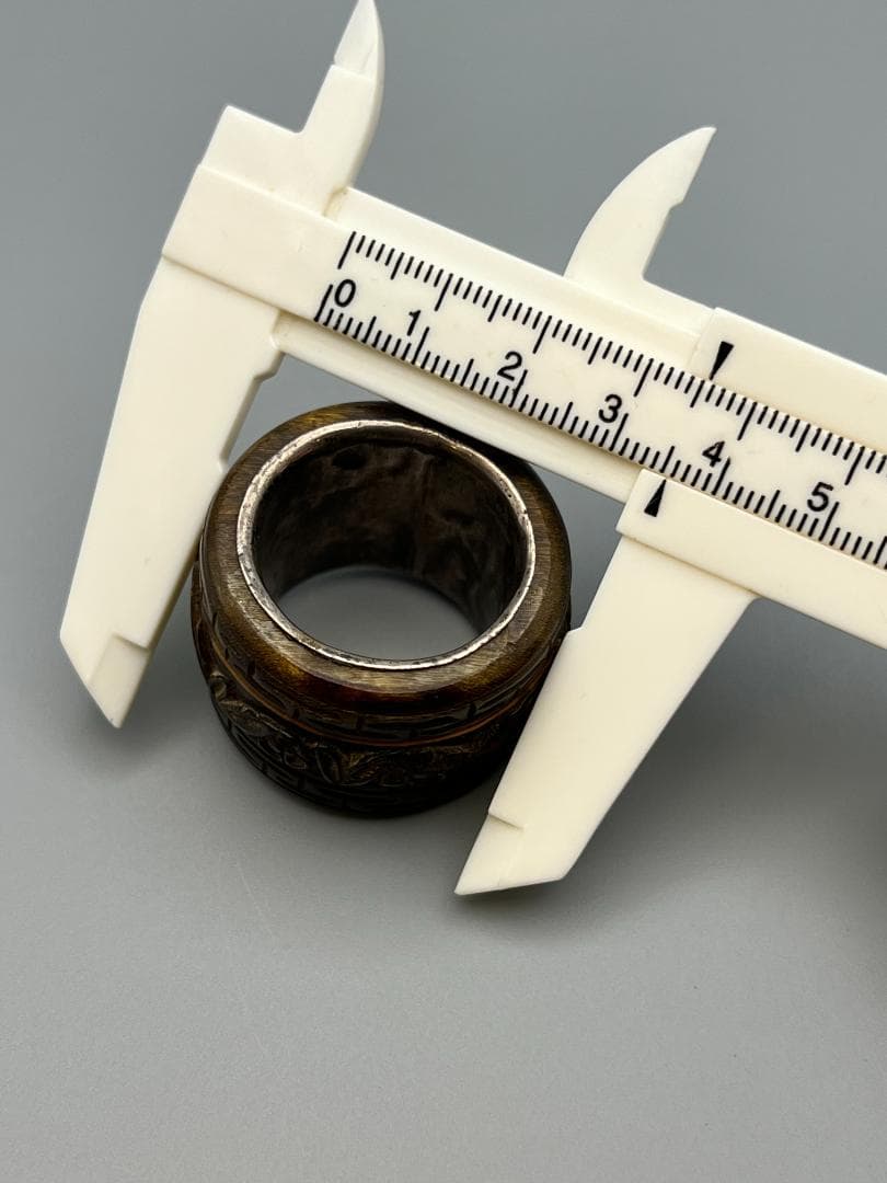 東泰堂専用　角彫　親指リング　斑指　泰昌在銘　竹梅　回字文　手彫　内銀　約17g