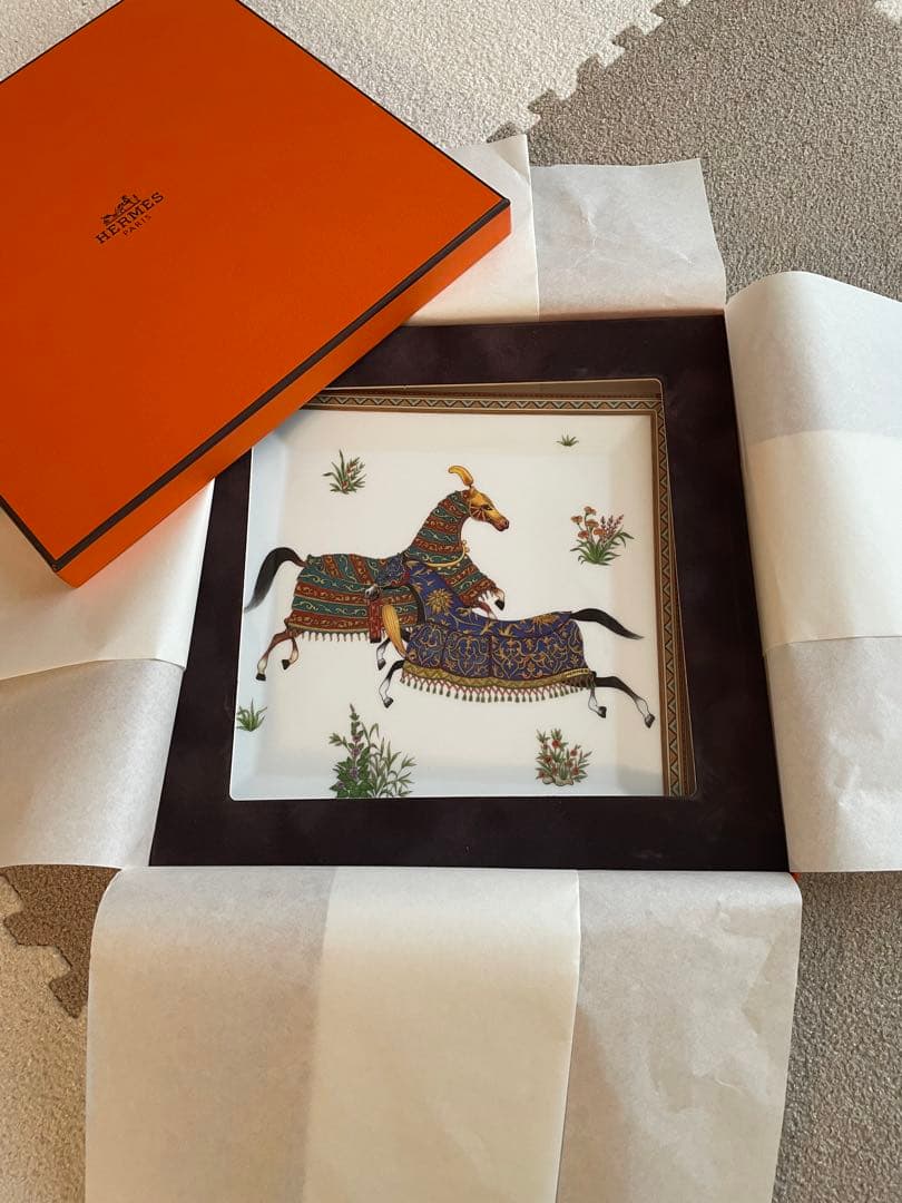 エルメス馬の絵柄 陶器 皿置物 箱付き