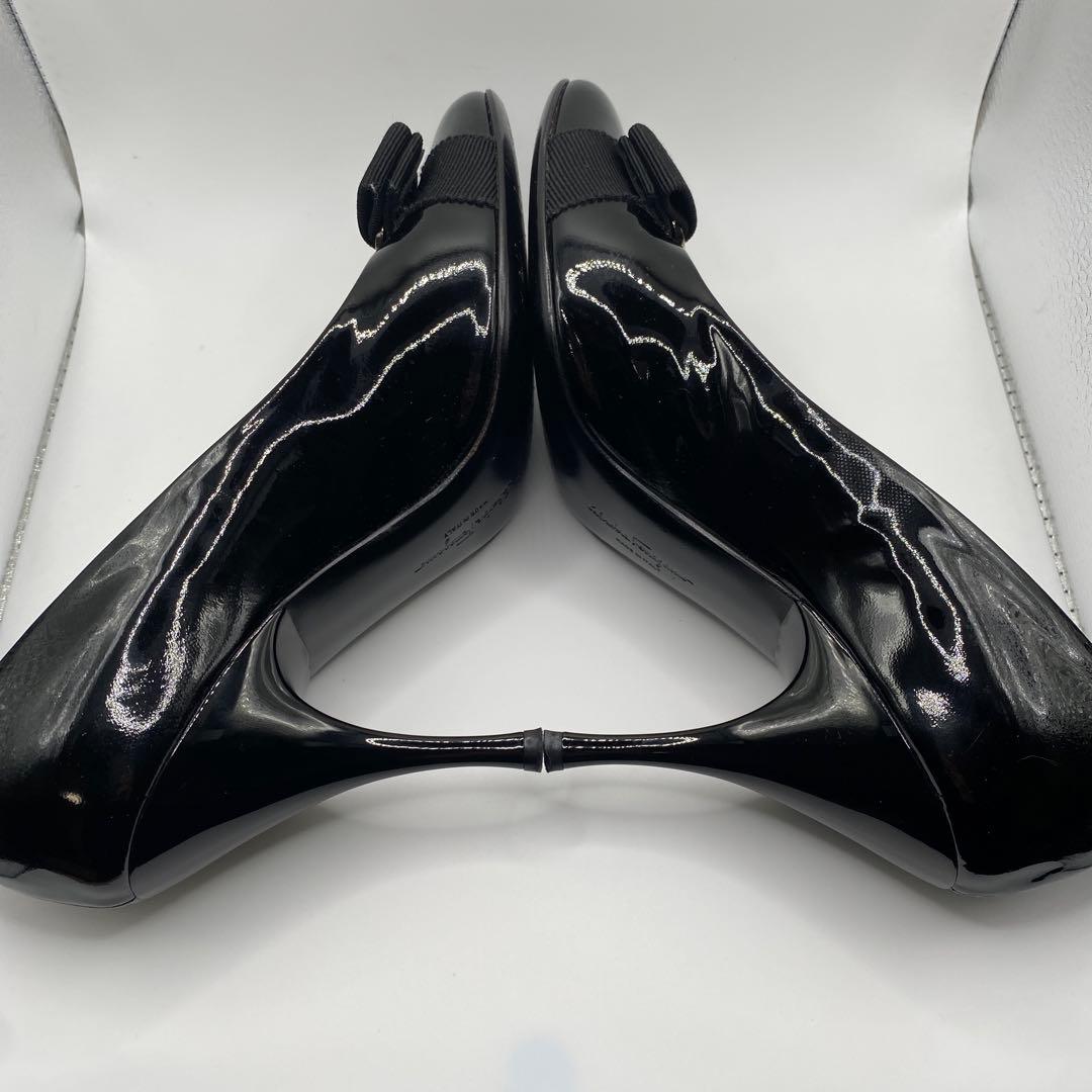 美品❤️フェラガモ　パンプス　23.5cm 6.5 ヒール　ヴァラ　リボン　黒　靴