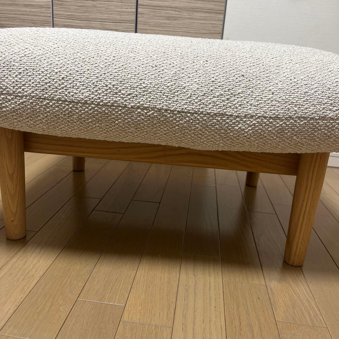 ベージュのオットマン・スツール