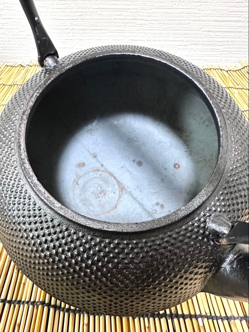 未使用、保管品　南部岩鋳造　１８型丸平アラレ　南部鉄瓶　南部鉄器　鉄瓶