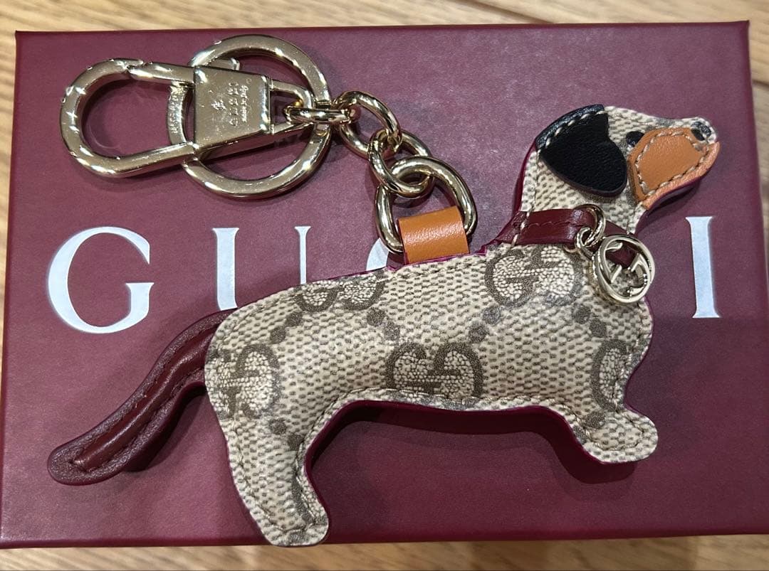 GUCCI グッチ 犬型 キーホルダー　【ドッグ シェイプ バッグ チャーム】